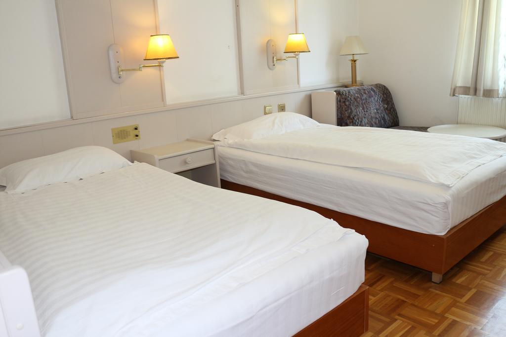 Hotel Wasserpalast Graz Room photo